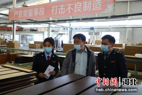 稅務(wù)干部到企業(yè)進行走訪。 李鐵錘 攝